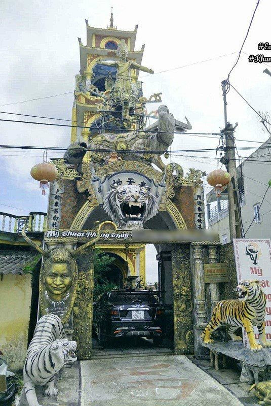 Anh Tưởng cho biết, ngôi nhà thuần Việt có pha chút chất Trung Hoa trong đó. Tuy nhiên, hoa văn họa tiết Việt Nam được thiết kế 100%, lấy ý tưởng từ kiến trúc cung đình hòa quyện với phong cách phong thủy Phật pháp. Ảnh: Khám phá