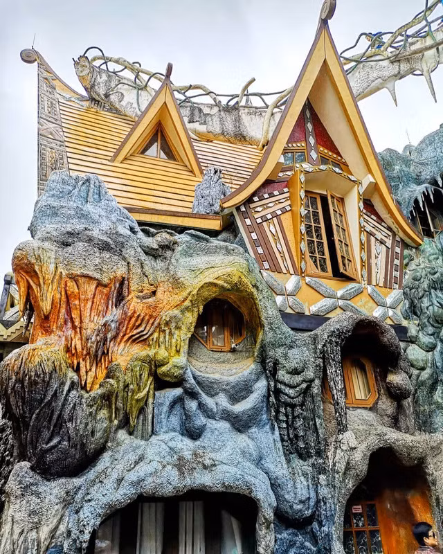 "Ngôi nhà quái dị" (Crazy House) hay biệt thự Hằng Nga rộng gần 2.000 m2, tọa lạc ở số 3 đường Huỳnh Thúc Kháng (TP. Đà Lạt). Ảnh: Internet