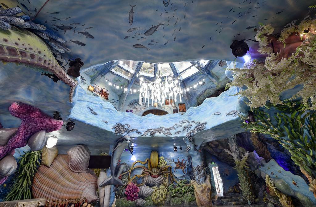 Tất cả đều được thiết kế quanh co, kỳ quặc không theo bất cứ phong cách đặc trưng nào. Ảnh: Internet