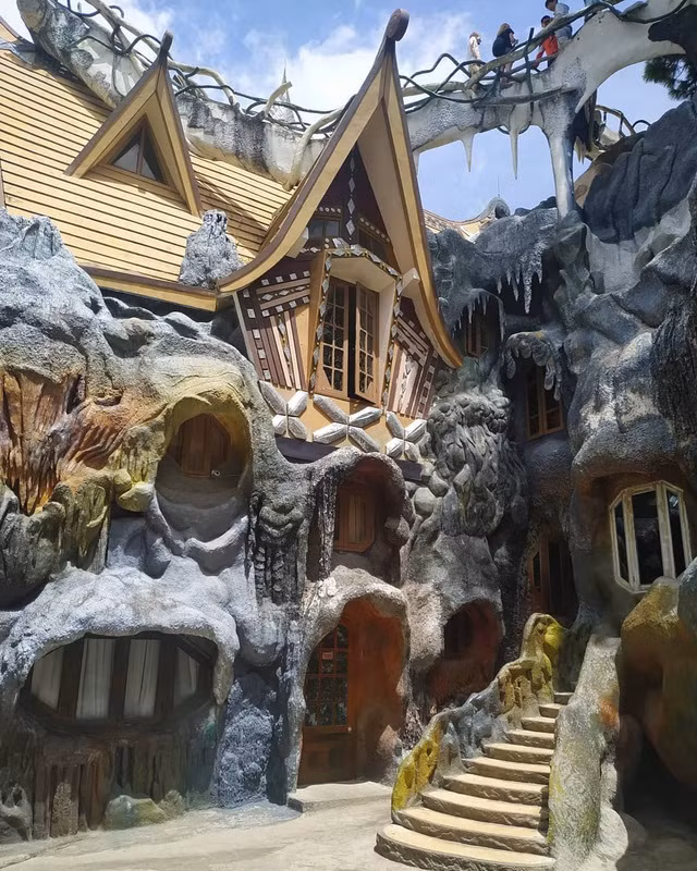 Chủ công trình này là bà Đặng Việt Nga từng nhận bằng tiến sĩ ngành kiến trúc tại Moscow. Khi xây dựng công trình này bà mong muốn tạo ra kiến trúc có thể mang con người gần với thiên nhiên và cảnh báo về tác hại khi môi trường bị tàn phá. Ảnh: Internet