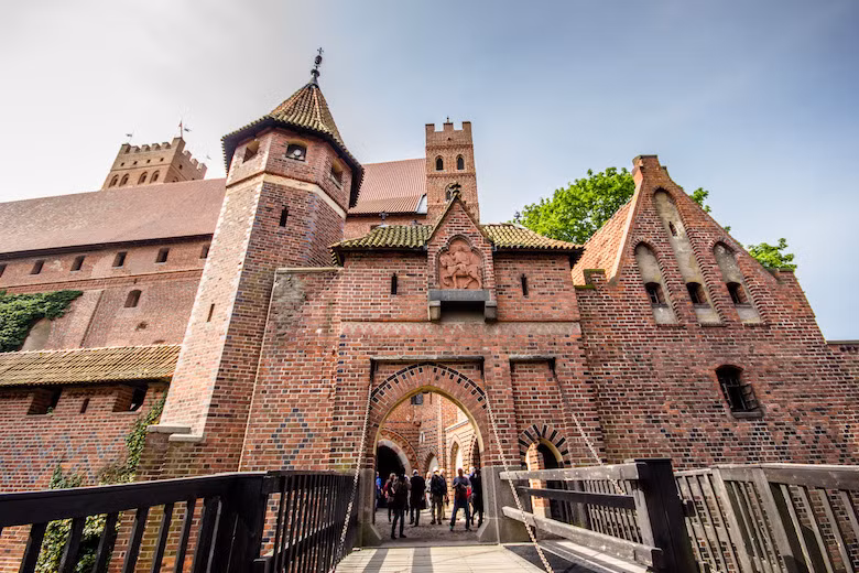 Gạch được nung tại chỗ ở sân ngoài bằng bùn lấy từ sông. Ước tính có khoảng 30 triệu viên gạch được sử dụng cho lâu đài đồ sộ này.