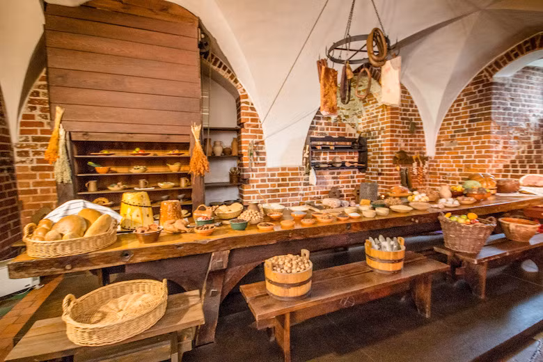 Cắc đỏ ấm áp trong gian bếp cùng cách bài trí cho ta hình dung được công việc bếp núc trong các tòa lâu đài xưa.