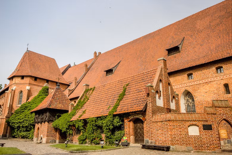 Malbork là điểm đến lý tưởng cho những du khách thích khám phá lịch sử và kiến trúc thời trung cổ ở châu Âu. Nguồn ảnh: Globeguide