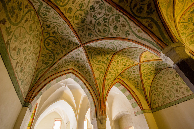 Bên trong lâu đài là trần nhà hình vòm tuyệt đẹp.