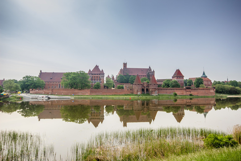 Malbork cũng là lâu đài bằng gạch lớn nhất thế giới. Lâu đài ban đầu được xây dựng bởi dòng họ của những hiệp sĩ Teutonic vào thế kỷ 12-13 (từ năm 1274).