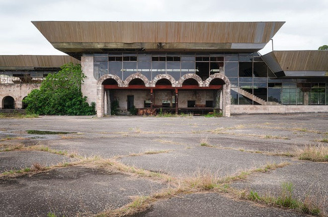Sân bay Sukhumi Babushara ở vùng tự trị Abkhazia (Đông Âu) được xây dựng vào năm 1960. Đầu những năm 1990, cảng hàng không này đã hư hại nặng nề và bị bỏ hoang do chiến tranh.
