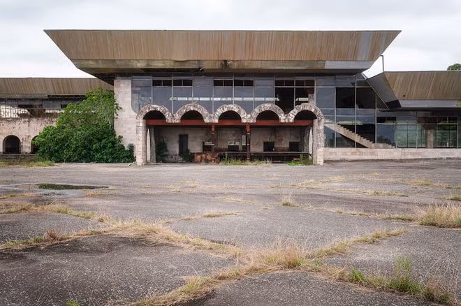 Sân bay Sukhumi Babushara ở vùng tự trị Abkhazia (Đông Âu) được xây dựng vào năm 1960. Đầu những năm 1990, cảng hàng không này đã hư hại nặng nề và bị bỏ hoang do chiến tranh.