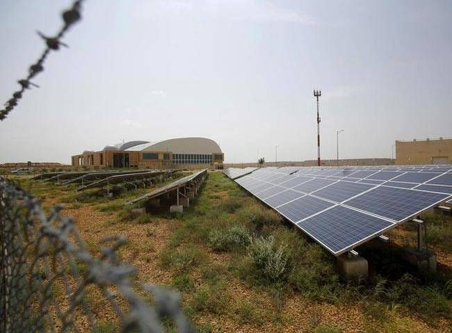 Với mục đích khích lệ du lịch và thương mại ở những vùng hẻo lánh, xa xôi hơn trên tiểu lục địa Ấn Độ nhưng sân bay Jaisalmer có quy mô nhỏ, không thể cạnh tranh nổi với các trung tâm du hành trong khu vực khác xung quanh khu vực đó.