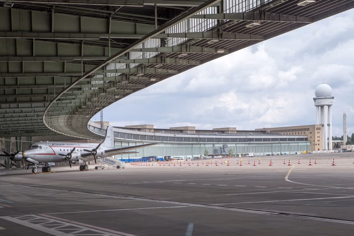 Sân bay Tempelhof (Berlin, Đức) từng là nơi xây phi cơ chiến đấu và phát triển vũ khí. Quân đội Mỹ tiếp quản sân bay cho đến năm 1993, rồi trao trả lại cho Berliner Flughafengesellschaft, một đơn vị vận hành sân bay của Đức.