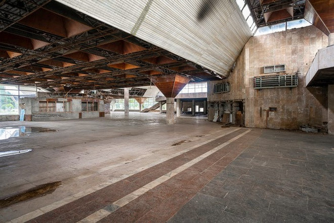 Các công trình bên trong sân bay đã bị hư hại nặng nề do sự tàn phá của những xung đột với Gruzia vào những năm 1990.