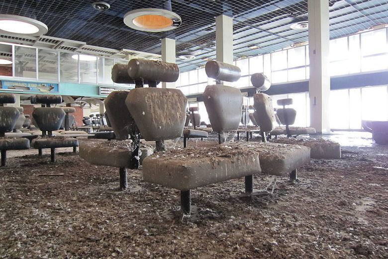 Tuy nhiên, trong cuộc khủng hoảng năm 1974, Sân bay Quốc tế Nicosia đã trở thành một trong những mục tiêu chính của quân đội Thổ Nhĩ Kỳ, từ đó, hoạt động thương mại chấm dứt.