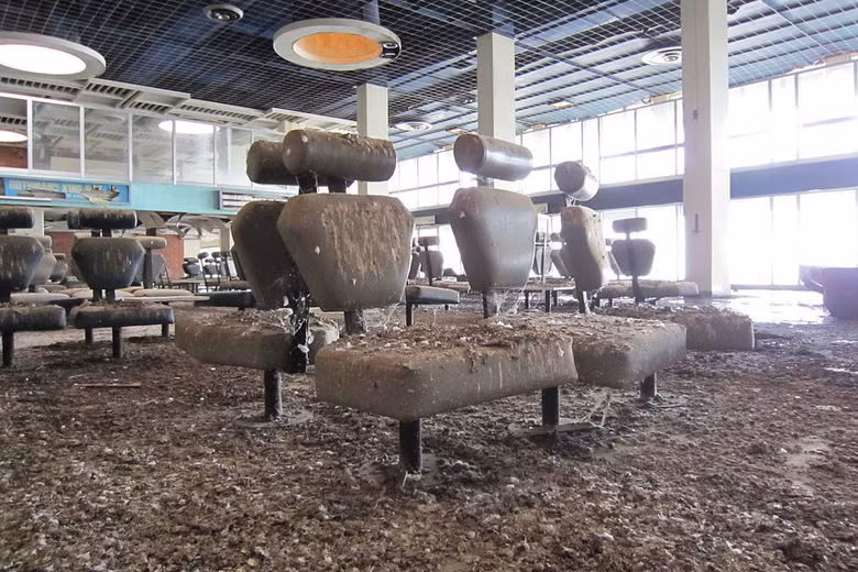 Tuy nhiên, trong cuộc khủng hoảng năm 1974, Sân bay Quốc tế Nicosia đã trở thành một trong những mục tiêu chính của quân đội Thổ Nhĩ Kỳ, từ đó, hoạt động thương mại chấm dứt.