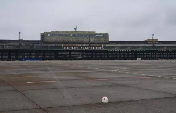 Berlin Tempelhof từng được Đức Quốc xã tiếp quản và sử dụng làm sân bay. Tuy nhiên, năm 2008, phi trường này chính thức ngừng hoạt động và hiện là không gian công cộng để trượt ván, trượt patin...