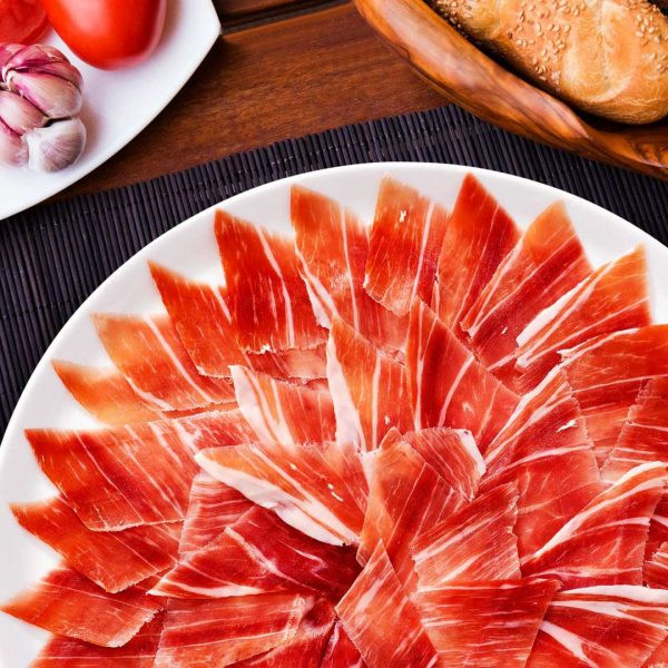 Đùi lợn muối Iberico có vị rất đặc biệt. Phần thịt nạc được thái thành lát mỏng để ăn trực tiếp. Ảnh: Kenko.