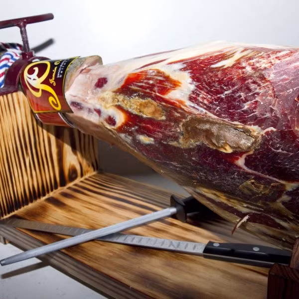 Nhờ việc thường xuyên di chuyển, ăn tự nhiên hạt dẻ sồi mà thịt lợn Iberico có kết cấu mịn, nhiều vân thớ, cấu trúc thịt chắc, không có nhiều mỡ tích tụ, hương vị thơm ngon đặc biệt. Ảnh: Cucpham.