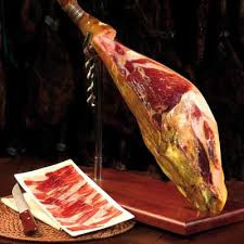 Sau đó đùi lợn được treo trên giá cao, đưa vào các phòng lạnh từ âm 1 độ đến 12 độ C trong khoảng 6 tháng, và thịt sẽ dần thành món khi các dưỡng chất, protein, chất béo.... biến đổi. Ảnh: Kenko.