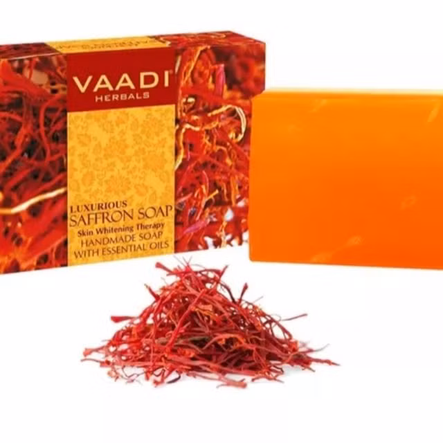 Theo chị Thảo, xà bông nhụy hoa nghệ tây hoa hồng có mùi thơm dễ chịu, màu sắc bắt mắt lại không gây khô da hay kích ứng da nhạy cảm.