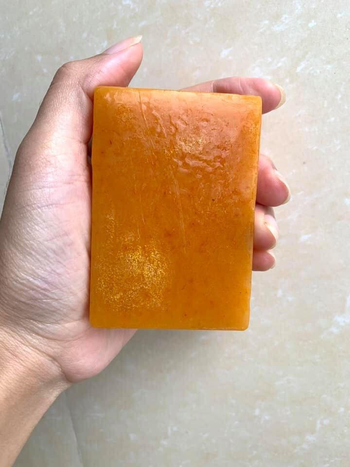 Chị Thảo (nhân viên du lịch ở Gia Lâm, Hà Nội) cho biết, thường xuyên đặt mua nhụy hoa nghệ tây về uống để bồi bổ sức khỏe và đẹp da. vài tháng lại đây, thấy có thêm xà bông saffron hoa hồng, chị cũng đặt mua về dùng thử.