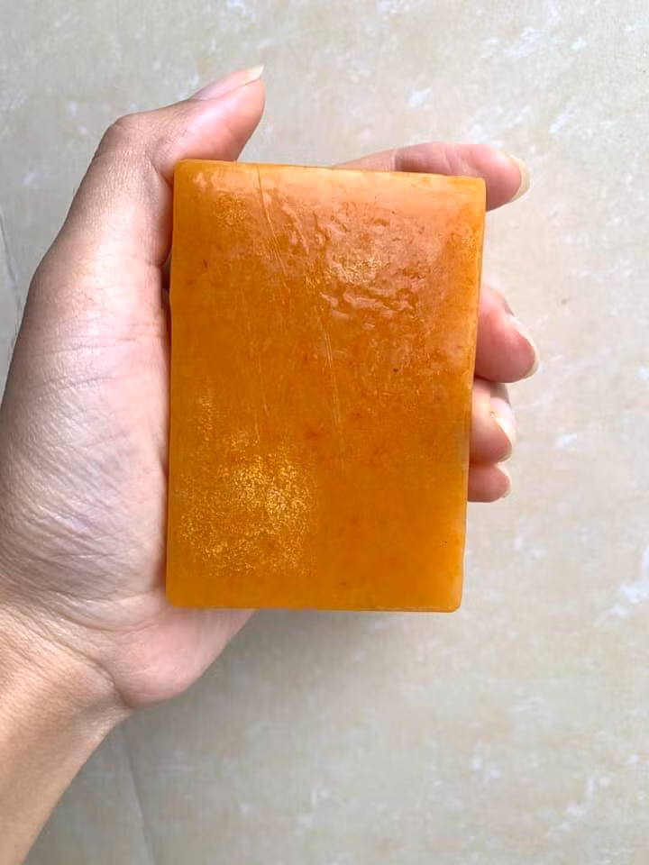 Chị Thảo (nhân viên du lịch ở Gia Lâm, Hà Nội) cho biết, thường xuyên đặt mua nhụy hoa nghệ tây về uống để bồi bổ sức khỏe và đẹp da. vài tháng lại đây, thấy có thêm xà bông saffron hoa hồng, chị cũng đặt mua về dùng thử.