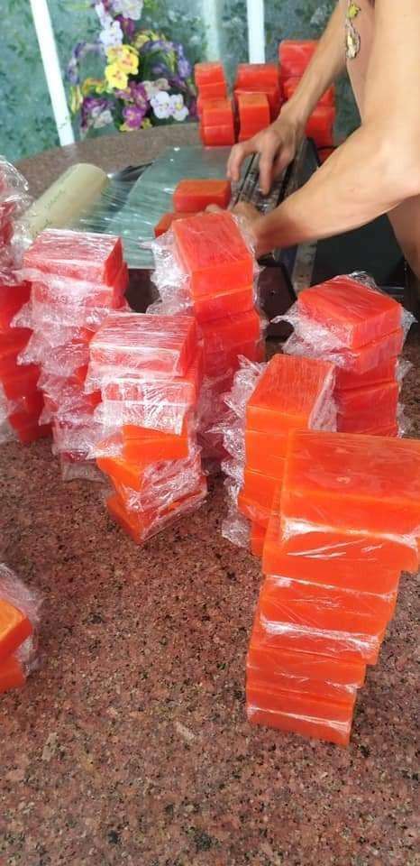 Chị Linh San (một người bán hàng online ở Hà Nội) cho biết, vì những nguyên liệu đắt đỏ như nhụy hoa nghệ tây, tinh dầu hoa hồng nhập khẩu...mà xà bông saffron có giá đắt đỏ dao đông từ 100.000 - 120.000 đồng/bánh với thời hạn sử dụng 6 tháng.