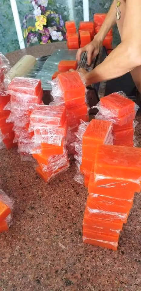 Chị Linh San (một người bán hàng online ở Hà Nội) cho biết, vì những nguyên liệu đắt đỏ như nhụy hoa nghệ tây, tinh dầu hoa hồng nhập khẩu...mà xà bông saffron có giá đắt đỏ dao đông từ 100.000 - 120.000 đồng/bánh với thời hạn sử dụng 6 tháng.