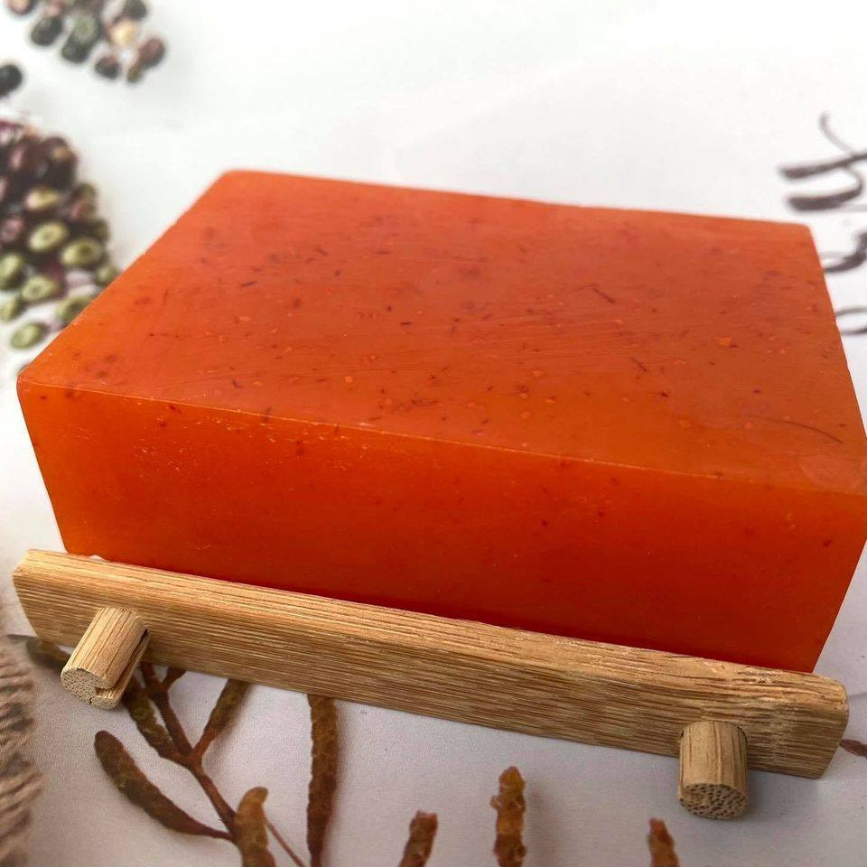 Trên thục tế, xà bông saffron được làm hoàn toàn thủ công, kết hợp với nhiều loại thảo dược khác như hoa hồng, bồ hòn, than hoạt tính...