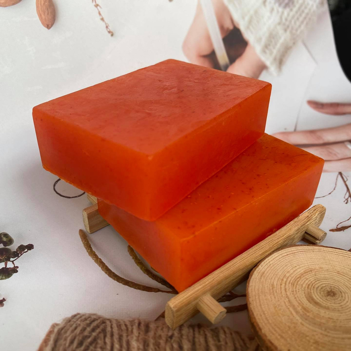 Xà bông nhụy hoa nghệ tây có thể vừa dùng rửa mặt, vừa tắm rất tiện lợi.