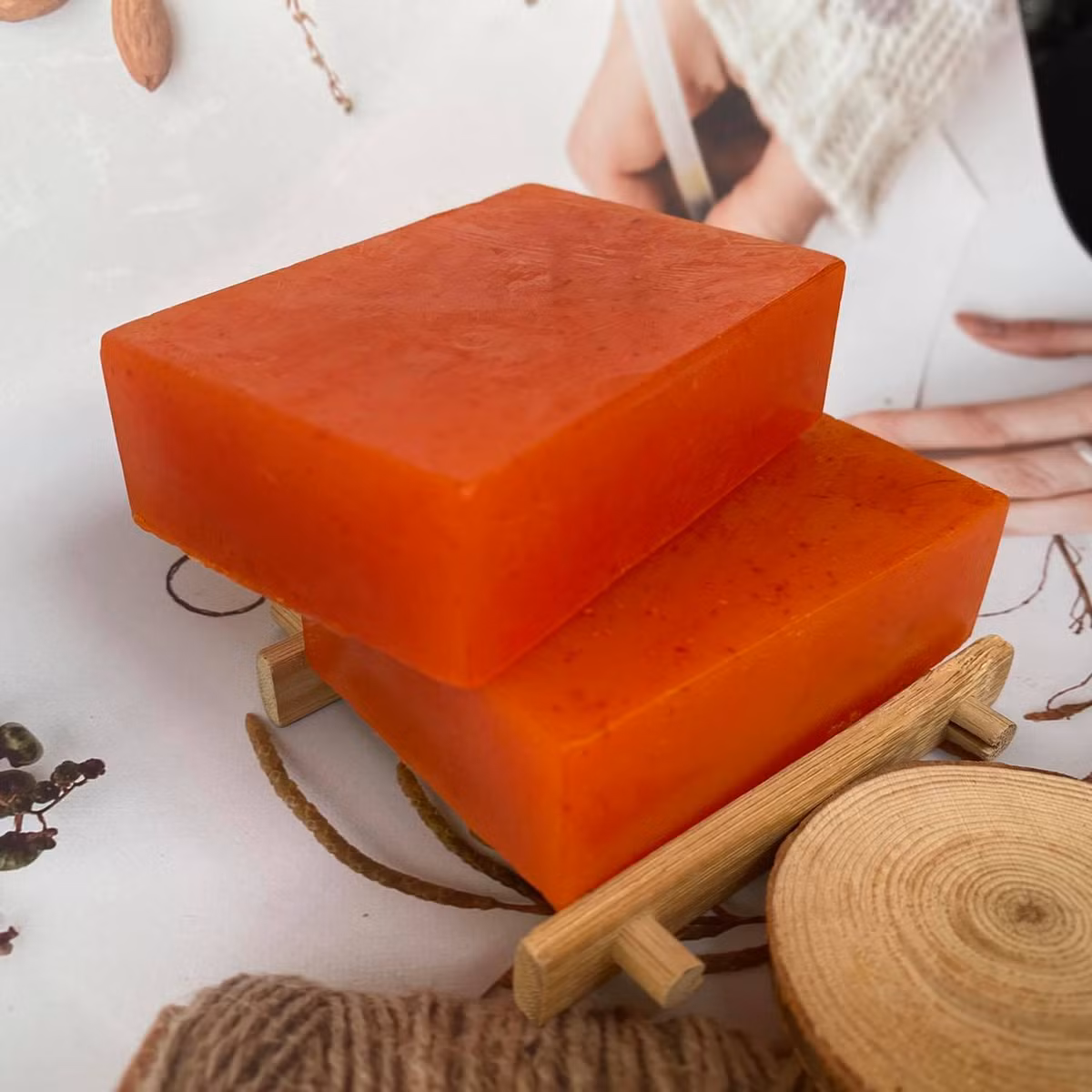 Xà bông nhụy hoa nghệ tây có thể vừa dùng rửa mặt, vừa tắm rất tiện lợi.