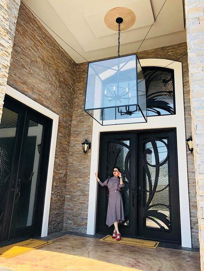 Không chỉ sở hữu nhiều bất động sản đắt đỏ tại Việt Nam, vợ chồng nữ ca sĩ quyết định chi 1,5 triệu USD để tậu căn biệt thự rộng 400 mét vuông tại Mỹ.