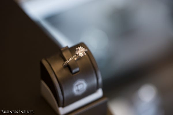 Tất cả nhứng thứ đó kết hợp lại đẩy giá kim cương ngày một cao. Trong tương lai, giá kim cương sẽ không giảm mà còn tăng nữa. Nguồn ảnh: Business Insider, Getty