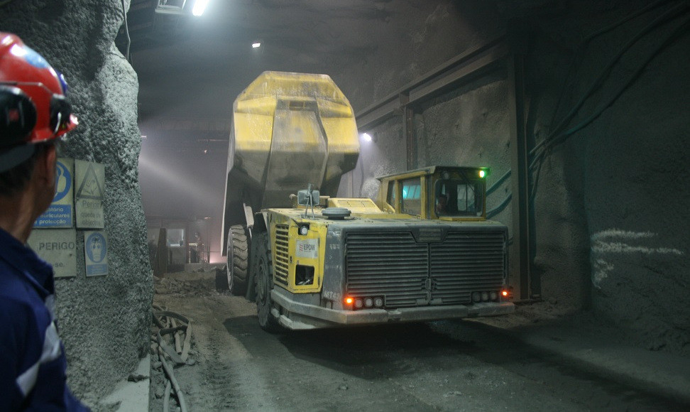 Bởi thế, khi khai thác, khối lượng nhân công phải luôn duy trì ở con số vài trăm người. Ước tính rằng để tìm được một carat kim cương (tương đương khoảng 20 mg), những người thợ khai thác phải đào bới rồi sàng lọc tới 1,3 triệu tấn đất đá.