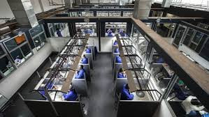 Chúng còn phải trải qua quy trình đánh bóng, cắt ghép nhiều lần. Những công việc trên đều phải tiến hành bằng tay mà không một loại máy móc nào có thể thay thế.