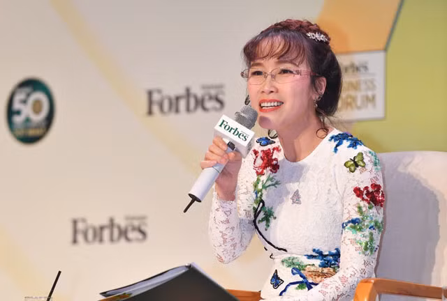 Bà Phương Thảo là một nữ doanh nhân, nữ tỷ phú USD đầu tiên của Việt Nam được Forbes ghi nhận sau tỷ phú Phạm Nhật Vượng. Phần lớn tài sản của bà Thảo đến từ số cổ phần đã niêm yết của Vietjet Air (mã chứng khoán VJC) sau khi hãng bay này IPO vào tháng 2/2017.