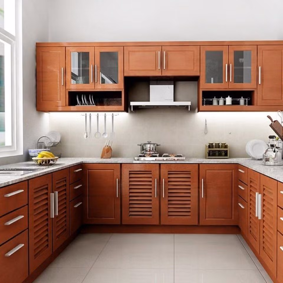 Bếp lửa đối diện với hệ thống cửa trong nhà là điều cấm kỵ trong phong thủy nhà ở. Thậm chí có thể khiến bạn mất đi may mắn, ảnh hưởng đến sức khỏe các thành viên trong gia đình. Trường hợp này có thể dùng rèm, hoặc thiết kế quầy bar để che đi.