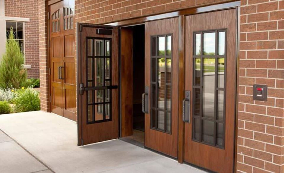 Thông thường, nhà ống hay thiết kế cửa chính thông với cửa hậu. Thế nhưng trong phong thủy, thiết kế này sẽ khiến vận khí tốt không giữ được, tài lộc tiêu hao. Để hóa giải hãy đặt bình phong để che chắn cửa chính và cửa hậu sao cho không nhìn thấy nhau.