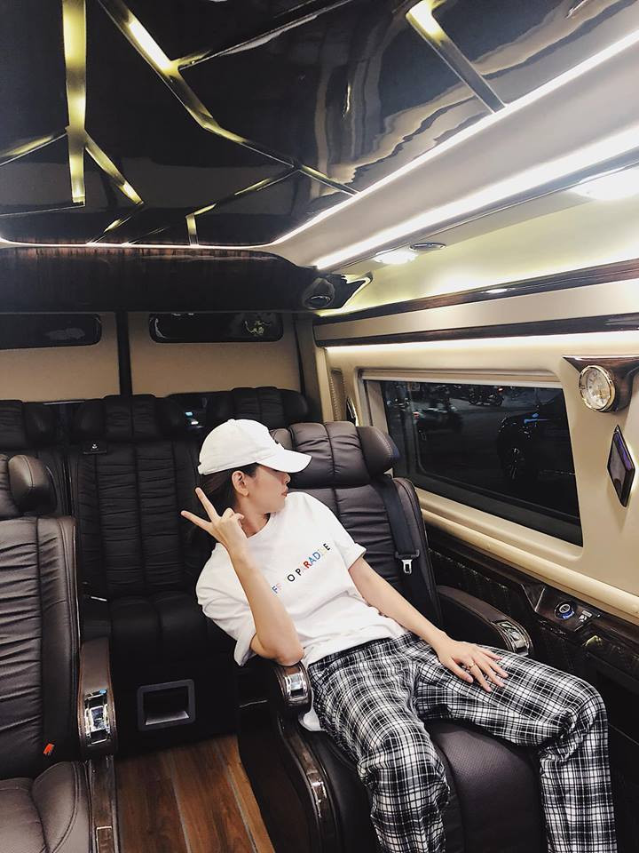 Sau đó, Chi Pu tậu thêm một chiếc xe "khủng" để thoải mái hơn cho việc di chuyển xa.