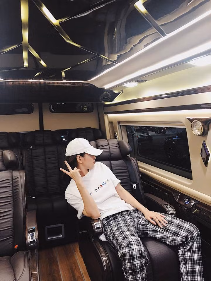 Sau đó, Chi Pu tậu thêm một chiếc xe "khủng" để thoải mái hơn cho việc di chuyển xa.