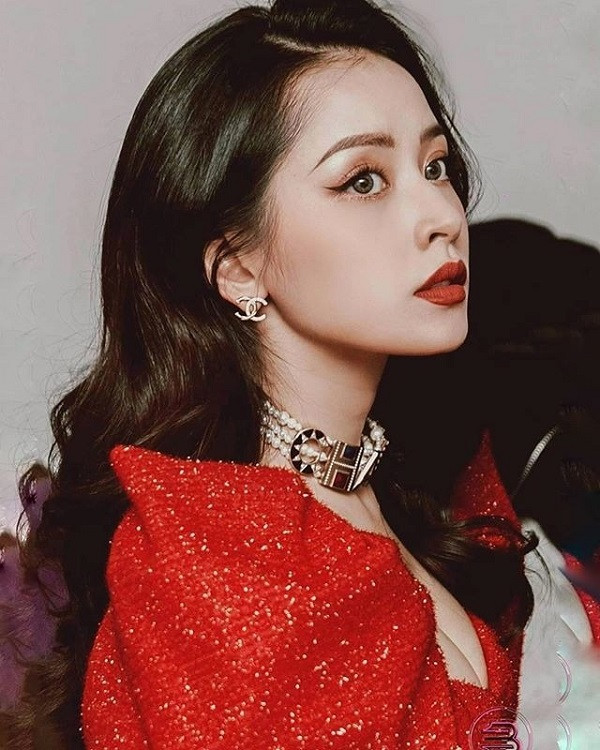 Chi Pu được nhiều người biết đến là hot girl đa tài. Chi Pu là người mẫu ảnh có tiếng từ ngày còn đi học. Sau đó, cô nàng lấn sân sang lĩnh vực diễn xuất, ca hát và gặt hái được nhiều thành công.