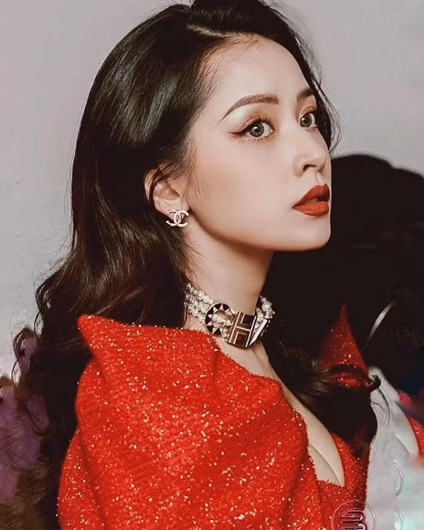 Chi Pu được nhiều người biết đến là hot girl đa tài. Chi Pu là người mẫu ảnh có tiếng từ ngày còn đi học. Sau đó, cô nàng lấn sân sang lĩnh vực diễn xuất, ca hát và gặt hái được nhiều thành công.