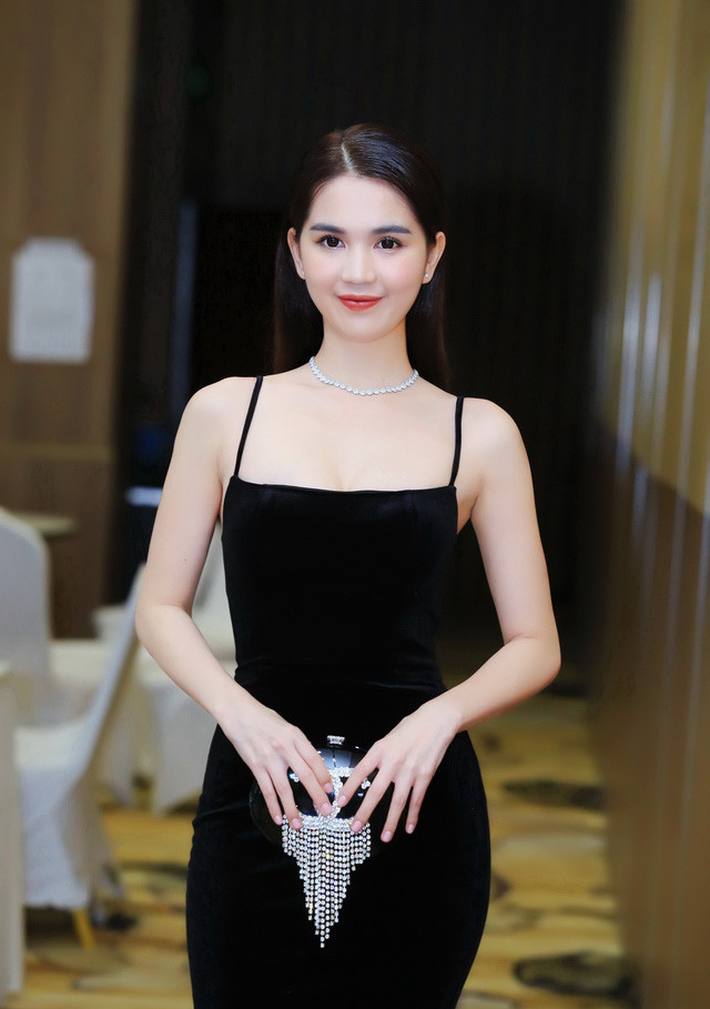Trong khi đó, Ngọc Trinh "oanh tạc" showbiz bằng hình ảnh nóng bỏng. Cô nàng khiến nhiều người ngưỡng mộ bởi cuộc sống giàu có đáng mơ ước.