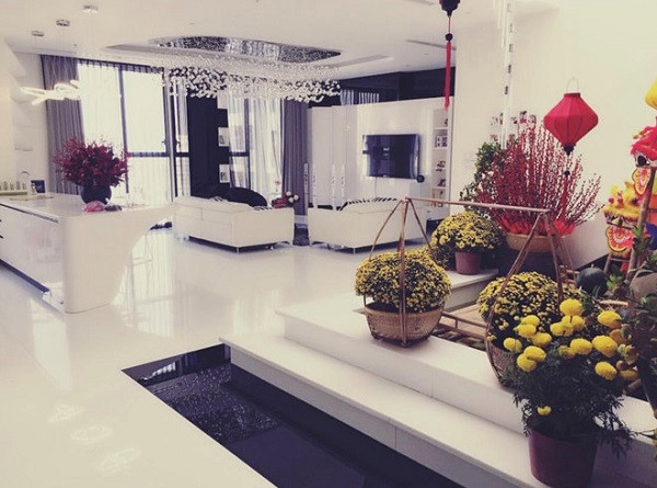 Trước đó, người đẹp sống trong căn hộ rộng 200m2 ở quận 7 (TP HCM). Nhiều người đồn đoán giá trị căn hộ lên đến 20 tỷ đồng.