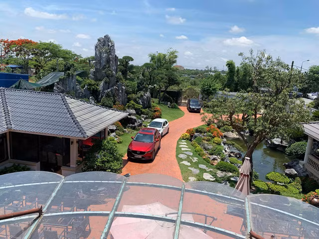 Theo người đăng tải thông tin, biệt thự rộng 800 m2, nằm trong khu vườn 1.200 m2, toàn bộ diện tích khu biệt thự vườn là 2.000m2. Ảnh: Khắc Thành.