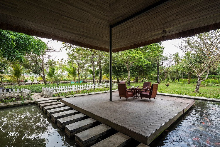 Biệt thự nhà vườn có tên là AM House được xây dựng trên khu đất rộng 3.500 m2 ở Cần Giuộc (Long An), thuộc sở hữu của một giám đốc Marketing một tập đoàn lớn, hiện sống tại một chung cư ở Quận 7 (TP. HCM). Ảnh: Hiroyuki Oki.