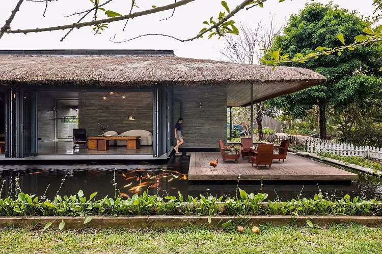 Điểm nhấn đặc biệt nhất trong nhà là hồ cá Koi thiết kế nằm sát sàn,ôm hết hai mặt ngôi nhà để mọi không gian từ phòng khách, phòng ngủ, bếp ăn… đều hướng ra hồ. Ảnh: Hiroyuki Oki.