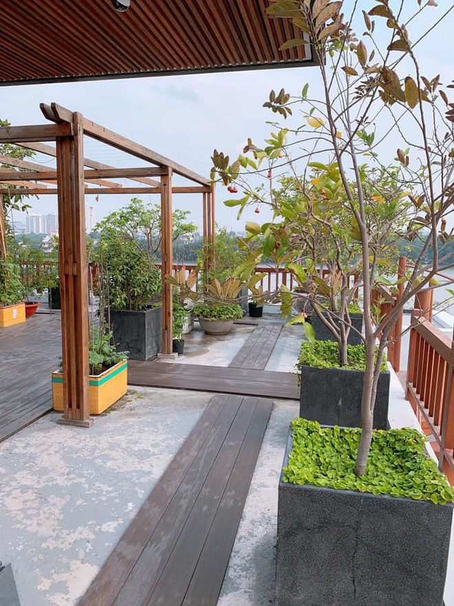 Hoa hậu Phương Lê sống cùng ông xã đại gia và 3 cô con gái tại căn biệt thự trị giá hàng triệu USD rộng 1.200m2 với khuôn viên rộng rãi để cô trồng nhiều trái cây ăn quả, vườn rau xanh và hoa.