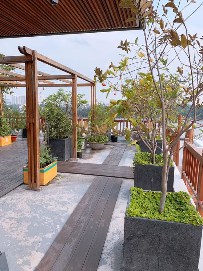 Hoa hậu Phương Lê sống cùng ông xã đại gia và 3 cô con gái tại căn biệt thự trị giá hàng triệu USD rộng 1.200m2 với khuôn viên rộng rãi để cô trồng nhiều trái cây ăn quả, vườn rau xanh và hoa.