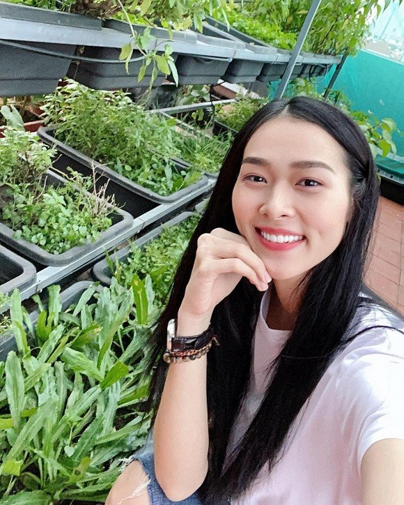 5 năm qua, Diệp Bảo Ngọc chọn cuộc sống làm "mẹ đơn thân". Cô sống cùng con trai và bố mẹ, chị em ruột trong một ngôi nhà phố rộng 100m2 ở quận 7, TP HCM.