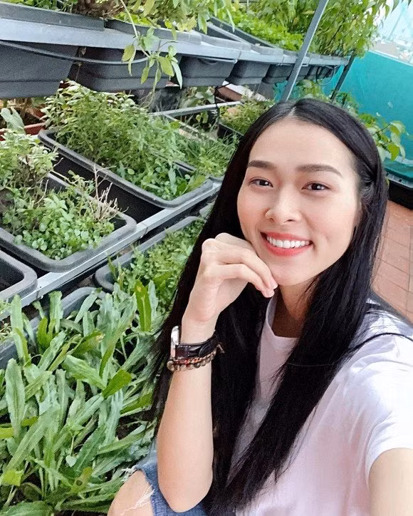 5 năm qua, Diệp Bảo Ngọc chọn cuộc sống làm "mẹ đơn thân". Cô sống cùng con trai và bố mẹ, chị em ruột trong một ngôi nhà phố rộng 100m2 ở quận 7, TP HCM.