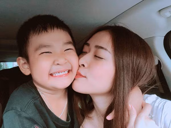  Diệp Bảo Ngọc sinh năm 1993, là một trong những hot girl đời đầu tại TP HCM. Năm 19 tuổi, Diệp bất ngờ kết hôn với diễn viên Thành Đạt. Năm 2015, Diệp Bảo Ngọc ly hôn.