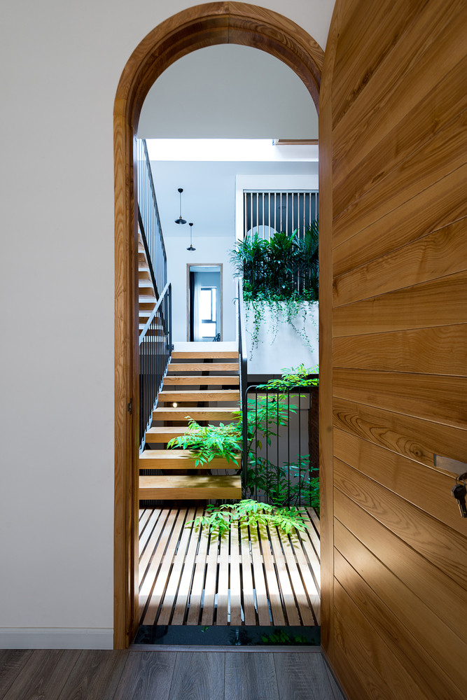 Với hạn chế mặt tiền hẹp chưa tới 4m ngang, giải pháp được các kiến trúc sư lựa chọn là thông tầng lớn giữa nhà, đảm bảo ánh sáng cho tất cả các phòng ở, thông tầng cuối nhà đảm bảo thông gió tự nhiên đầy đủ cho ngôi nhà.